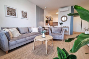 10 Minutes to City: Cozy Urban Apartment Stay